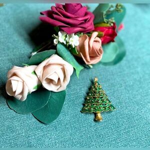 🎄❄️🎄Vintage Christmas Tree Brooch Enameled Rhinestone EVC